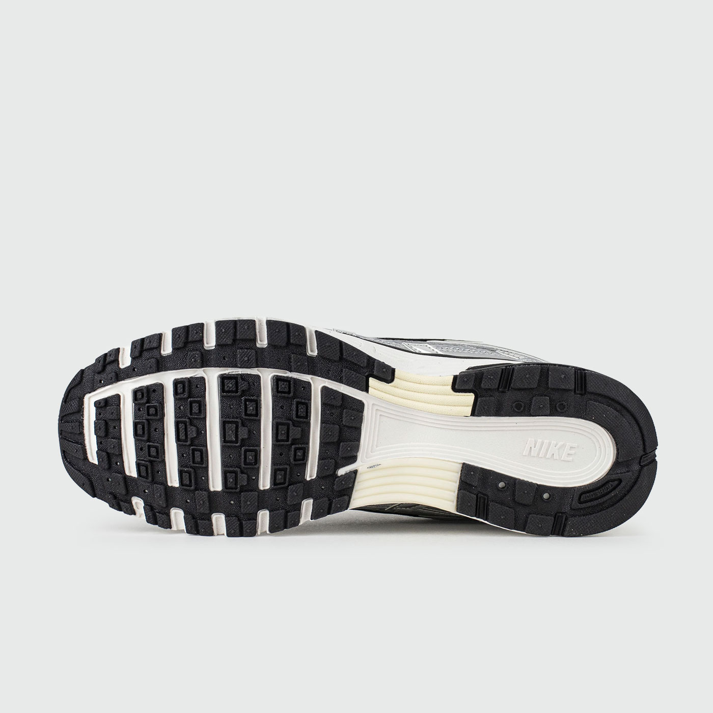 NIKE P-6000 PLATA METALIZADO