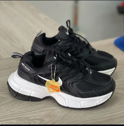 NIKE STAKE NEGRO BLANCO